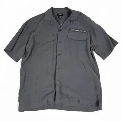Forever 21 男式灰色短袖纽扣衬衫洛杉矶 Est 1984 M 码 — 第 1/4 张图片