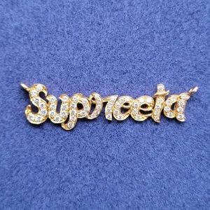 Dije colgante de diamantes Supreeta escritura cursiva GP - Imagen 1 de 5