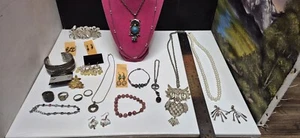 Jewelry Lot 32 - Picture 1 of 9