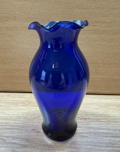 Vintage kobaltblaue Glasknospenvase, kleine Blumenvase mit gerafftem Rand 51/4" hoch - Bild 1 von 7