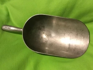 Preowned ~ Aluminum ~ Large ~ 85 oz scoop ~ - Picture 1 of 9