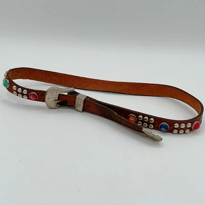 Cinto de couro infantil vintage anos 70’/80’s 30” cravejado de joias marrom em relevo - Imagem 1 de 4