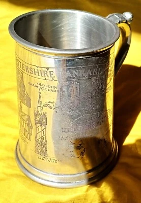 B  Boccale per Birra in peltro Inglese, con incisi castelli e case. - Immagine 1 di 4