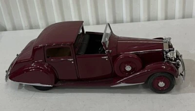 Danbury Mint 1938 Rolls-Royce Phantom III Sedanca De Ville 1:24 - Image 1 of 4