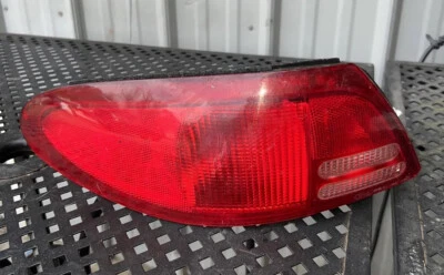 Mercury Tracer Ford Escort 1997-1999 OEM LUZ TRASERA IZQUIERDA LADO DEL CONDUCTOR Foto 1 de 4
