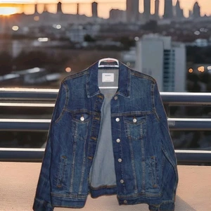 OLD NAVY WOMANS BUTTON DENIM JACKET SIZE LARGE LOOKS PRETTY GOOD - Picture 1 of 3