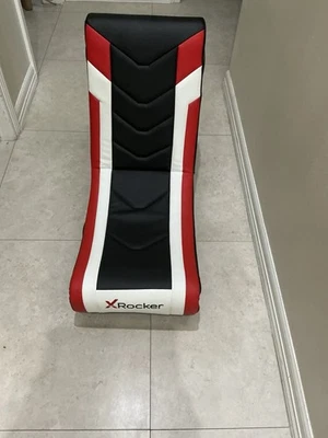 Silla para juegos XRocker con altavoces de audio en los laterales. Foto 1 de 4