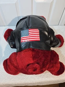 Bulldog, Rojo--Felpa Rellena-Con Chaqueta de Motocicleta Negra con Bandera Americana en la Espalda - Imagen 1 de 8