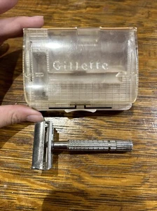 Rasoio Gillette vintage anni '50 con custodia in plastica - Foto 1 di 15