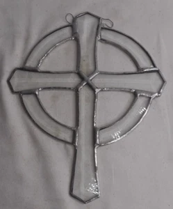 Croce celtica in vetro colorato trasparente simbolo del cristianesimo 7-1/2" H x 6-1/4" - Foto 1 di 2