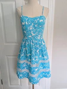 Abito Lilly Pulitzer Ollie blu poco floreale aderente e svasato spalline sottili 2 - Foto 1 di 7