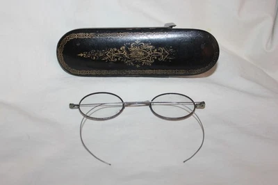 GAFAS ANTIGUAS CON ESTUCHE DE COCODRILO. Foto 1 de 4