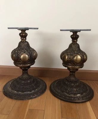 Raro par de bases de mesa auxiliar de salón de metal fundido diseño ornamentado gran pátina Foto 1 de 4