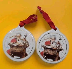 Juego de 2 adornos navideños 1996 JCPENNY "Cartas de lectura de Santa" Felices Fiestas - Imagen 1 de 6