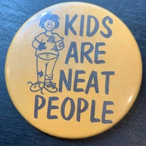 Kids Are Neat People gelbe lustige Vintage Anstecknadel/Pinback/Knopf/Abzeichen - Bild 1 von 2