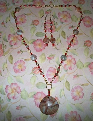 COLLAR DE CRISTAL DE JASPE/SWAROVSKI LÍNEA ROJA HECHO A MANO CON COLGANTE Y PENDIENTES Foto 1 de 3