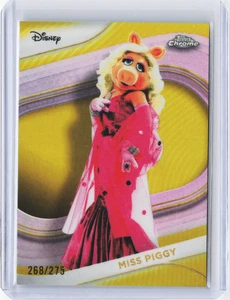 2025 Topps Chrome Disney Miss Piggy Yellow Refractor #268/275 - Bild 1 von 2