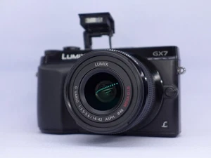 Panasonic Lumix DMC-GX7 / Kit 14-42mm Black /  Shutter Count: 3680 - Picture 1 of 24