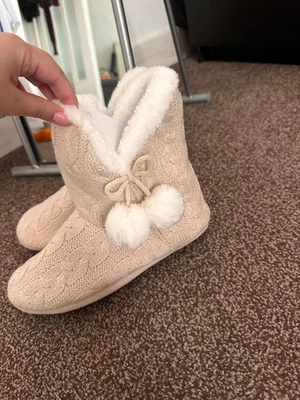 AMAZON ESSENTIALS Slippers boots shoes women size 6