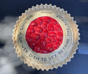 Vintage handgefertigter Keramik Erdbeerkuchenhalter "Jetzt ist dies kein zierliches Gericht" - Bild 1 von 4