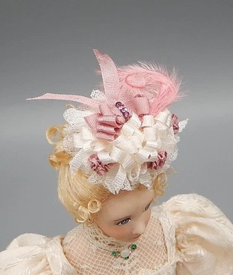 De colección ÚNICO Carol Olson Victoriano Pluma Sombrero Artesanal Casa de Muñecas Miniatura 1:12 Foto 1 de 4