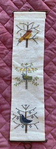 Decoración de pared vintage de tirar de campana de punto de cruz contado de pájaros y árboles - Imagen 1 de 2