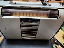 Vintage  RCA VICTOR Tube Radio "GLOBE TROTTER" Model 8BX6, Metal case WORKS