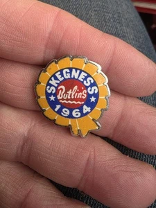 VINTAGE BUTLINS HOLIDAY CAMP RESORT 1964 SKEGNESS FATTORINI ENAMEL PIN BADGE - Picture 1 of 3