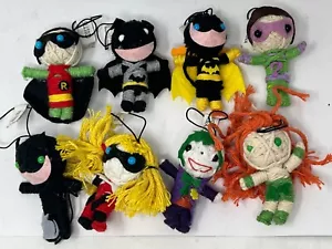 DC COMICS BATMAN STRING DOLLS Robin, Batgirl, Poison Ivy, Batman set completo di 8 - Foto 1 di 7