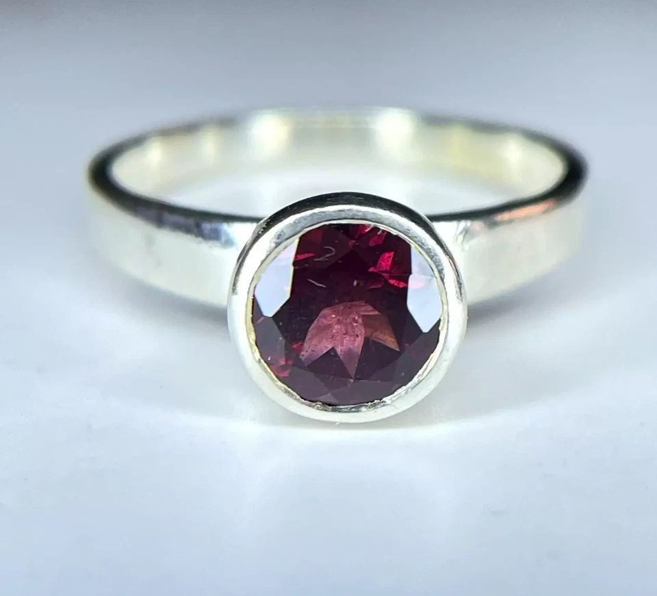 Anillo de boda de plata 925 con bisel solitario de piedras preciosas granate de rodolita Foto 1 de 4