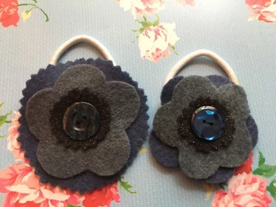 Juego 2 soportes elásticos/cola de caballo para el cabello ~ hechos a mano con tonos de flores de fieltro azul Foto 1 de 3