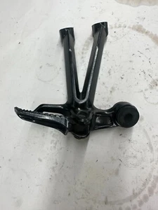 Suzuki GSXR 1000 2007-2008 OEM LADO DERECHO PASAJERO TRASERO CLAVIJA Y SOPORTE - Imagen 1 de 4