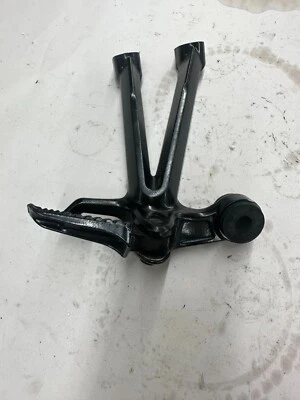 2007-2008 SUZUKI GSXR 1000 OEM LADO DIREITO TRASEIRO PASSAGEIRO PEG E SUPORTE - Imagem 1 de 4