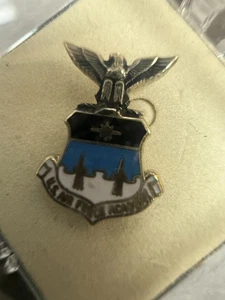 Vintage U.S. Air Force Academy Eagle Shield Military Lapel Pin Badge 7115 - Bild 1 von 2