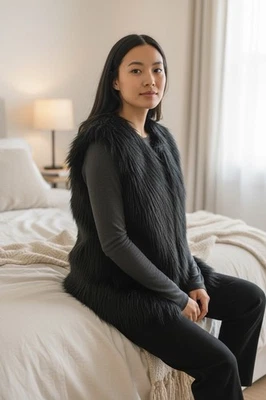 Chaleco de piel sintética peludo negro Rue 21 - para mujer capas pequeñas/medianas, suaves y esponjosas Foto 1 de 4