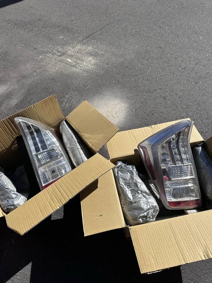 Juego de luces traseras para Toyota Prius 2010-2011, lado pasajero y conductor. Foto 1 de 4