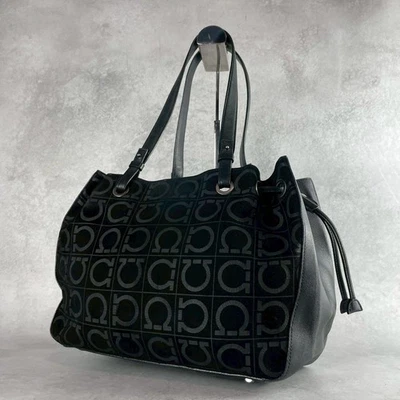 Bolso de Mano Ferragamo Gancini Gamuza con Cordón Foto 1 de 4