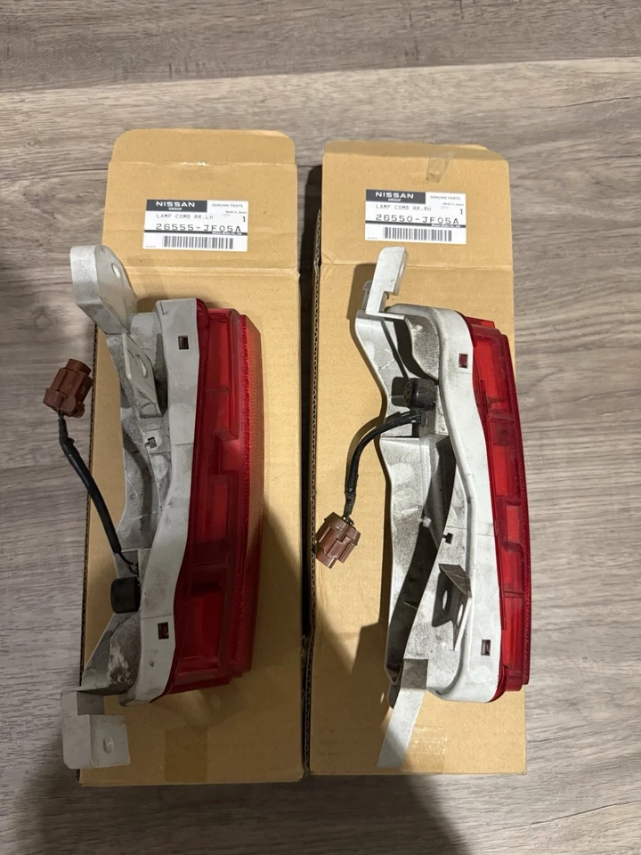 Nissan GTR R35 GTR35 OEM REAR left and right side marker complete - Image 1 of 2