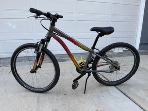 Specialized HotRock 24" 7 Speed Bike - Picture 1 of 3