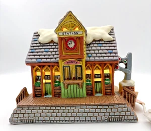 1987 Lefton Colonial Village Old Time Station beleuchtetes Haus mit Box - Bild 1 von 5