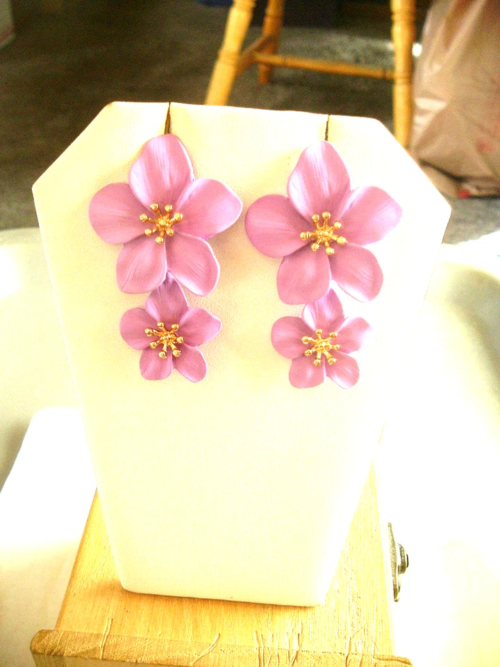 PÚRPURA DIFERENTE TAMAÑO DOBLE COLGANTE FLORES Betsey Johnson Pendientes Pierced Foto 1 de 4