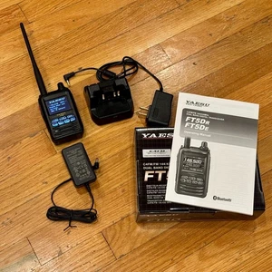 Radio amateur Yaesu FT5DR + berceau BONUS, batterie, boîte et docs ! - Photo 1/6