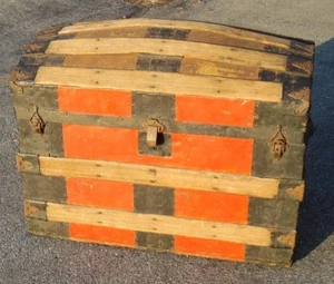 Antique Dome Top Trunk Painted Red - Musty / Mildew Odor Inside - Picture 1 of 12