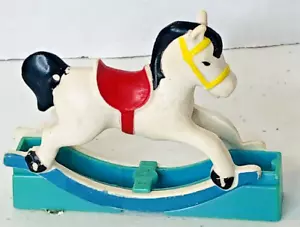 VINTAGE FISHER PRICE MINIATURA GIOCATTOLO CAVALLO A DONDOLO 1977 CASA DELLE BAMBOLE FINTO GIOCO - Foto 1 di 4