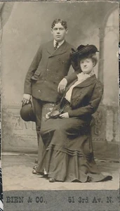 CDV Antik Foto Carte de Visite Modisches Paar Mann Frau NY Bien Hüte Tasche - Bild 1 von 5