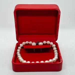 White Pearl Bracelet and Earing Set in Presentation Case - Picture 1 of 7