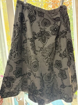Falda larga gris con estampado floral de terciopelo negro Appleseeds para mujer talla 18 pequeña Foto 1 de 4