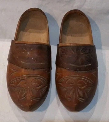 Ancienne paire de sabots en bois et cuir déco chalet montagne Savoie Queyras  - Photo 1/4