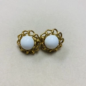 Monet Signed Vintage Goldtone Links Surrounding White Center Clip On Earrings - Picture 1 of 6