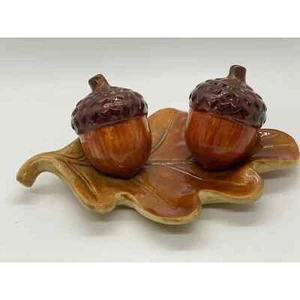 Salero y pimentero temático otoño con forma de bellota con bandeja de exhibición de hojas de cerámica - Imagen 1 de 6